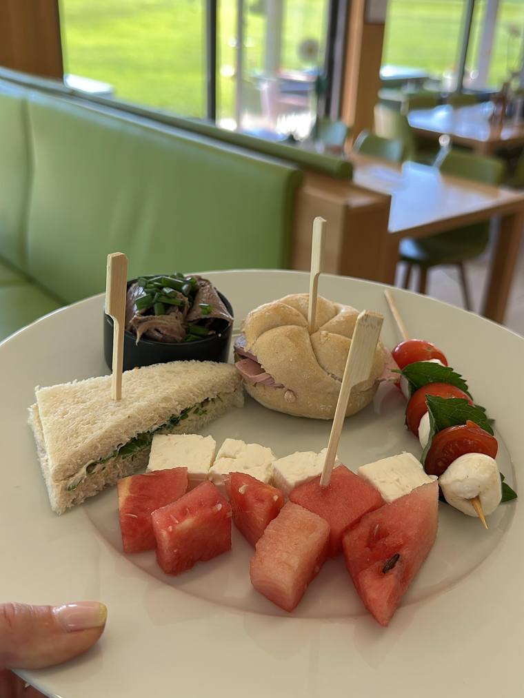 Platte mit Sandwiches und Melone am Fensterplatz